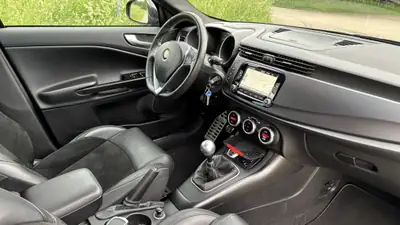Alfa Romeo Giulietta 1.4 MultiAir 170 ch — Élégante compacte italienne, entretien soigné — dashboard