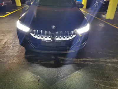 BMW M850i xDrive Coupé — 530 ch, Carbon, Laserlicht et Tanzanite Blau — Heckansicht