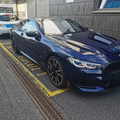 BMW M850i xDrive Coupé — 530 ch, Carbon, Laserlicht et Tanzanite Blau — Seitenansicht