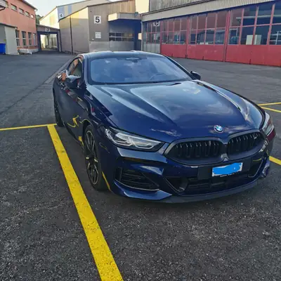 BMW M850i xDrive Coupé — 530 ch, Carbon, Laserlicht et Tanzanite Blau — Außenansicht
