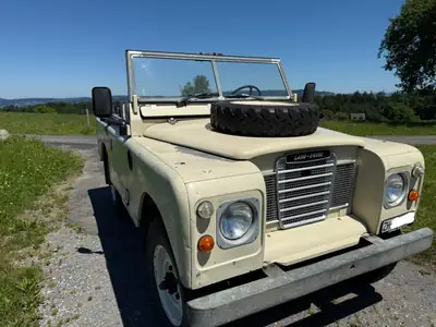 Land Rover 88 2.3 — Légende britannique, 32'300 km, essence robuste — Seitenansicht