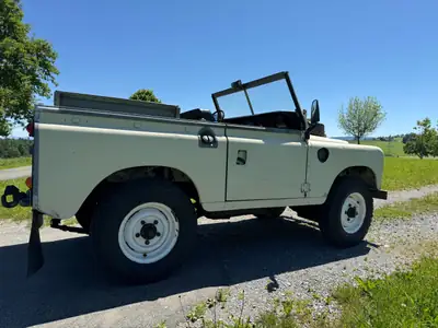Land Rover 88 2.3 — Légende britannique, 32'300 km, essence robuste — Detail