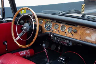 Sunbeam Alpine 260 Tiger — Roadster britannique V8, restauré Nut & Bolt, 1965 — Innenraum