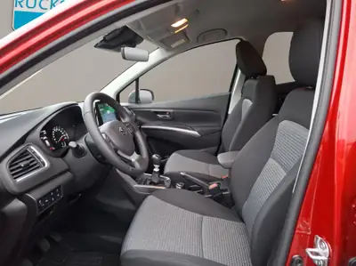Suzuki S-Cross 1.4 T Compact+ Hybrid 4x4 — SUV polyvalent avec technologie hybride et transmission intégrale — dashboard