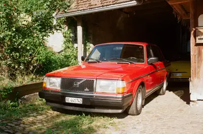 Volvo 240 Classic 1991 — Berline robuste avec équipements camping et pièces de rechange — Außenansicht