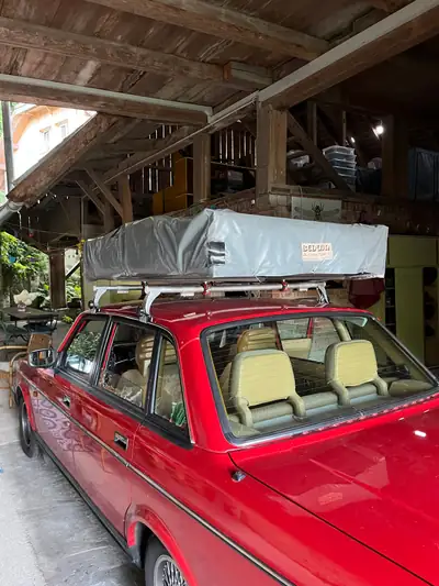 Volvo 240 Classic 1991 — Berline robuste avec équipements camping et pièces de rechange — Seitenansicht