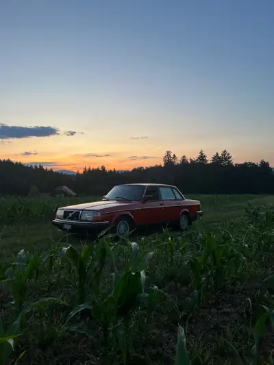 Volvo 240 Classic 1991 — Berline robuste avec équipements camping et pièces de rechange — Heckansicht