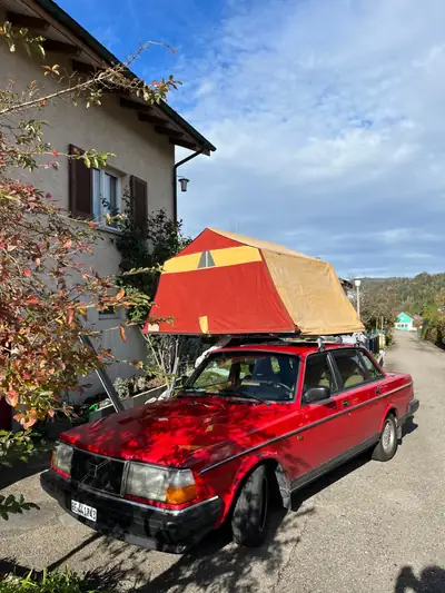 Volvo 240 Classic 1991 — Berline robuste avec équipements camping et pièces de rechange — Detail