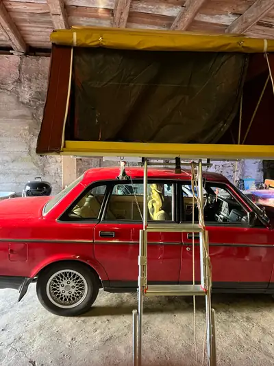 Volvo 240 Classic 1991 — Berline robuste avec équipements camping et pièces de rechange — Miniatur 9