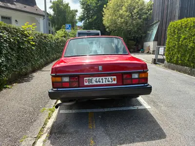 Volvo 240 Classic 1991 — Berline robuste avec équipements camping et pièces de rechange — Miniatur 8