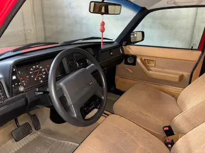 Volvo 240 Classic 1991 — Berline robuste avec équipements camping et pièces de rechange — Miniatur 10