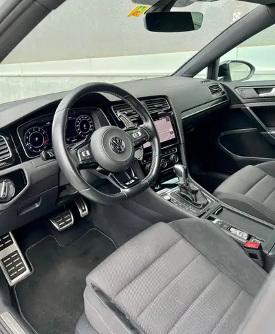 VW Golf 2.0 TSI R 4Motion DSG — Performance 310 ch, transmission intégrale, faible kilométrage — intérieur
