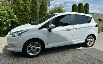 Ford B-Max 1.6 Ti-VCT Titanium — Monospace compact, faible kilométrage et consommation maîtrisée — vista posteriore