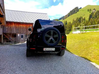 Land Rover Defender 110 P400e PHEV X-Dynamic HSE — SUV hybride rechargeable haute performance — side view