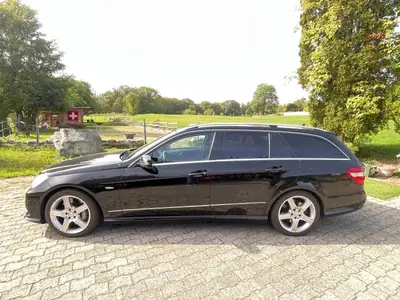 Mercedes-Benz E 500 Estate — Berline polyvalente, 408 ch et traction intégrale — fianco