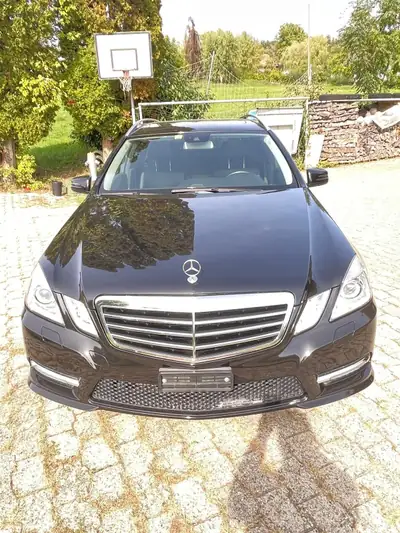 Mercedes-Benz E 500 Estate — Berline polyvalente, 408 ch et traction intégrale — vista posteriore