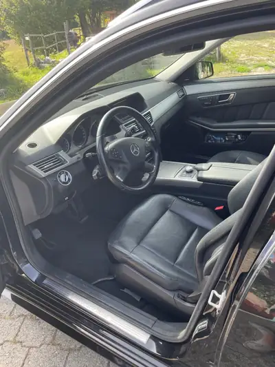 Mercedes-Benz E 500 Estate — Berline polyvalente, 408 ch et traction intégrale — Miniatura 9