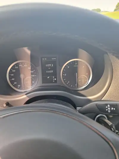 Mercedes-Benz Vito Activity — Monospace diesel automatique, seulement 20'000 km — Miniatura 15