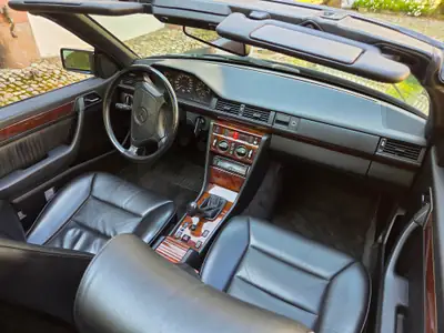 Mercedes-Benz 300 CE-24 Cabrio — Cabriolet légendaire, 220 ch, histoire intacte — côté