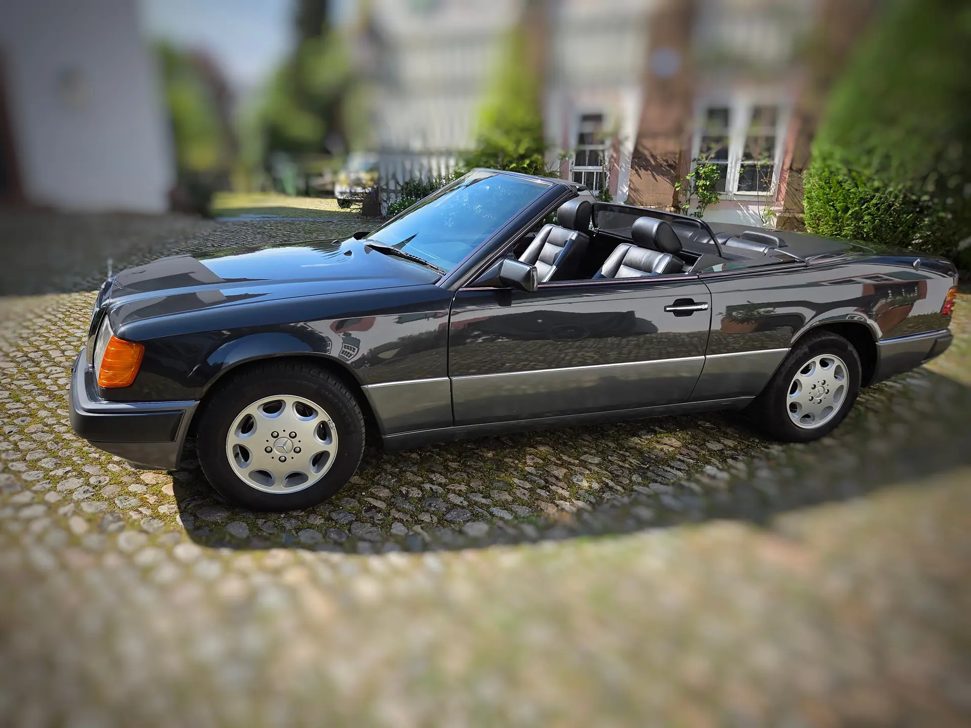 Mercedes-Benz 300 CE-24 Cabrio — Cabriolet légendaire, 220 ch, histoire intacte — vue extérieure