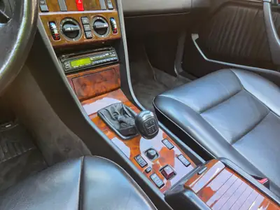 Mercedes-Benz 300 CE-24 Cabrio — Cabriolet légendaire, 220 ch, histoire intacte — arrière