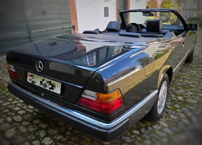 Mercedes-Benz 300 CE-24 Cabrio — Cabriolet légendaire, 220 ch, histoire intacte — intérieur