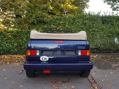 VW Golf Cabriolet 1800 Classic-Line — Décapotable vintage, cuir beige authentique — côté