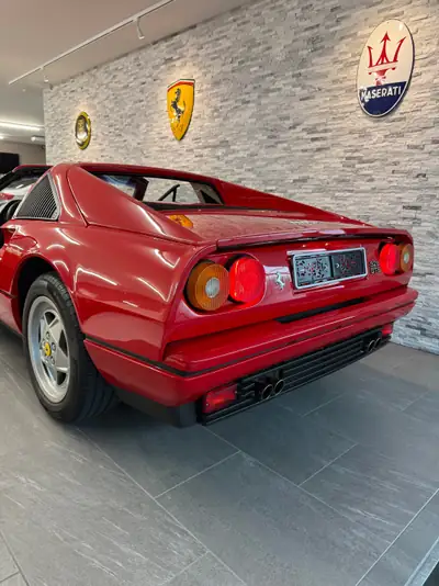 Ferrari 328 GTS — Cabriolet légendaire 1989, condition de collection exceptionnelle — détail