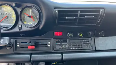 Porsche 911 Carrera Cabrio 1986 — Légende décapotable, Matching Numbers, veteran suisse — Miniatur 17
