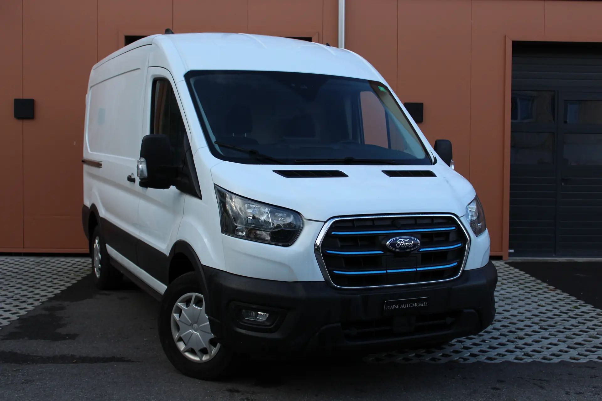 Ford E-Transit Van 350 L2 — Utilitaire électrique 184 ch, garantie 7 ans, charge utile 860 kg