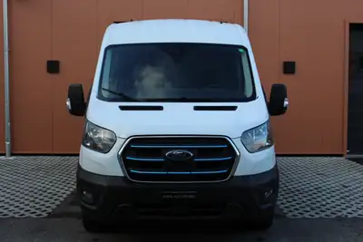 Ford E-Transit Van 350 L2 — Utilitaire électrique 184 ch, garantie 7 ans, charge utile 860 kg — fianco