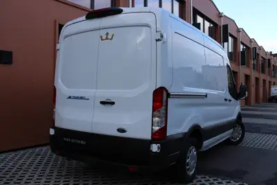 Ford E-Transit Van 350 L2 — Utilitaire électrique 184 ch, garantie 7 ans, charge utile 860 kg — cruscotto