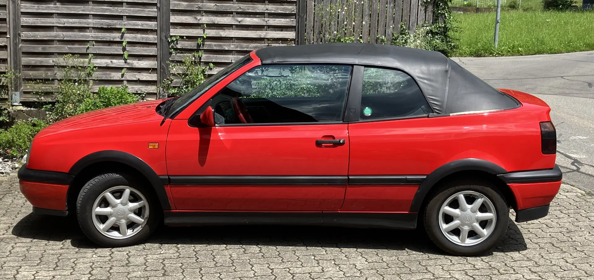 VW Golf Cabriolet 2000 Avantgarde — Décapotable rétro, nouveau verdeck, sans accidents — vue extérieure