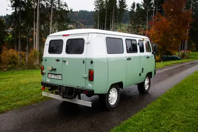 UAZ Buchanka 2206 — Le minibus légendaire 9 places, tout-terrain authentique — Heckansicht