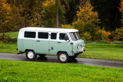 UAZ Buchanka 2206 — Le minibus légendaire 9 places, tout-terrain authentique — Außenansicht