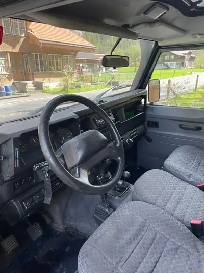 Land Rover Defender 90 SW — Légende 4x4 robuste, 300'000 km fiabilité éprouvée — Seitenansicht