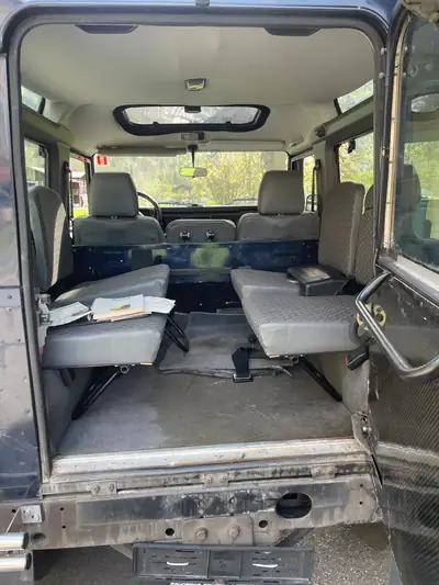 Land Rover Defender 90 SW — Légende 4x4 robuste, 300'000 km fiabilité éprouvée — Heckansicht