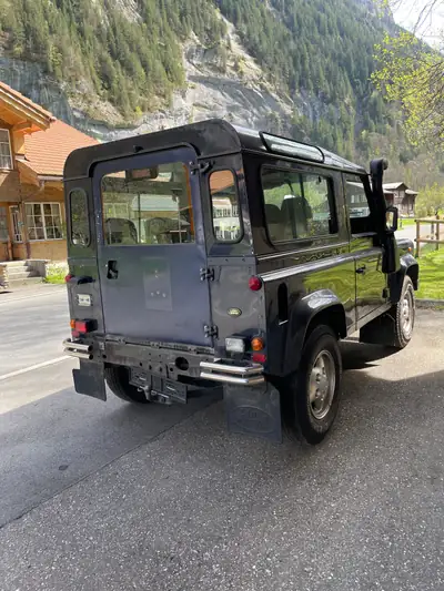 Land Rover Defender 90 SW — Légende 4x4 robuste, 300'000 km fiabilité éprouvée — Detail