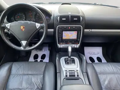 Porsche Cayenne 2005 — SUV légendaire, entretien exemplaire, sans accident — rear view