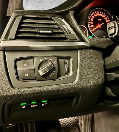 BMW 330d xDrive Touring — Break diesel performant, toit panoramique, MFK frais — cruscotto