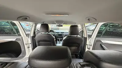 Skoda Octavia Combi 2.0 TDI 4×4 — Monospace diesel robuste, transmission DSG, 179'000 km — Miniature 8