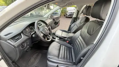 Skoda Octavia Combi 2.0 TDI 4×4 — Monospace diesel robuste, transmission DSG, 179'000 km — Miniature 10