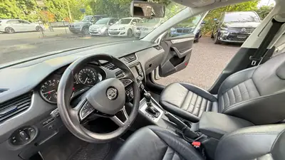 Skoda Octavia Combi 2.0 TDI 4×4 — Monospace diesel robuste, transmission DSG, 179'000 km — Miniature 11