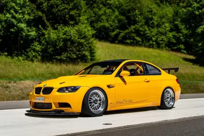BMW M3 Coupé DSG — Sportive légendaire 420 ch, teinte jaune exclusive — vista esterna