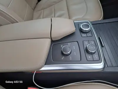 Mercedes-Benz ML 350 BlueTEC 4Matic — SUV premium diesel, 4x4 intégral et sans sinistre — interni