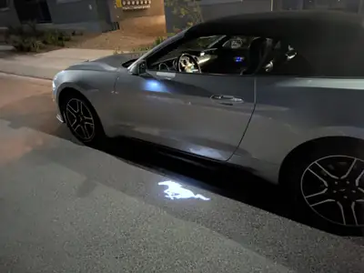Ford Mustang Convertible 2.3 — Le mythe américain décapotable, 95'000 km seulement — fianco