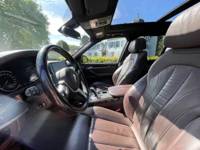 BMW X5 xDrive 40d — SUV premium diesel, pneus été/hiver inclus — vista posteriore