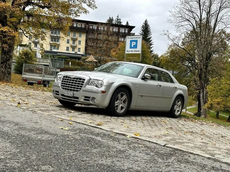 Chrysler 300C 3.5 V6 — Berline américaine prestige, moteur performant et design imposant — vista esterna