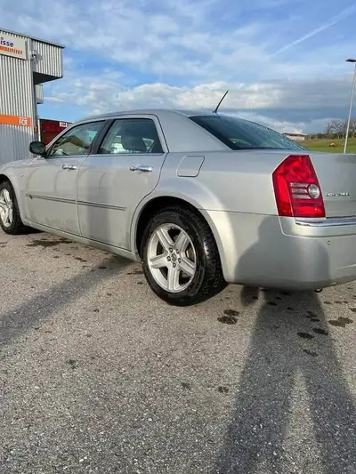 Chrysler 300C 3.5 V6 — Berline américaine prestige, moteur performant et design imposant — fianco