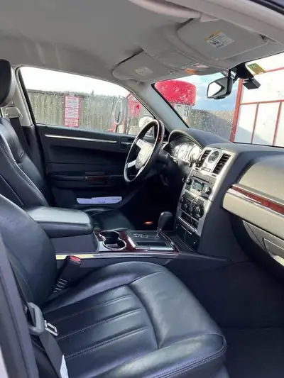 Chrysler 300C 3.5 V6 — Berline américaine prestige, moteur performant et design imposant — interni